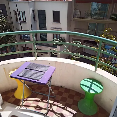 Apartman Grand F2 60mq Centre Antibes, Proche Plages, Commerces, 2 Balcons, Parking, Train, Bus, Deco Vintage, Pet Friendly Antibes