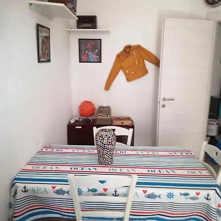 Grand F2 Antibes: Vintage Charm, Proximity & Pet-friendly Apartment Antibes