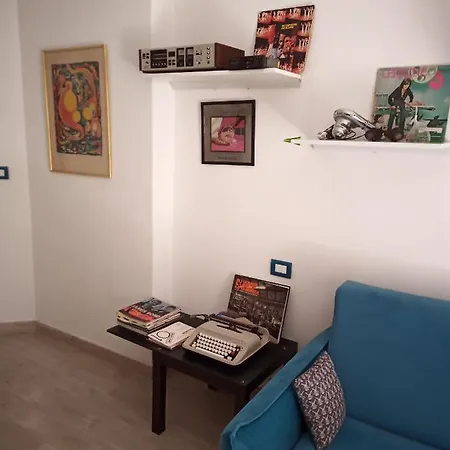 Grand F2 60mq Centre Antibes, Proche Plages, Commerces, 2 Balcons, Parking, Train, Bus, Deco Vintage, Pet Friendly 아파트 *