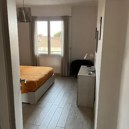 Grand F2 Antibes: Vintage Charm, Proximity & Pet-friendly *