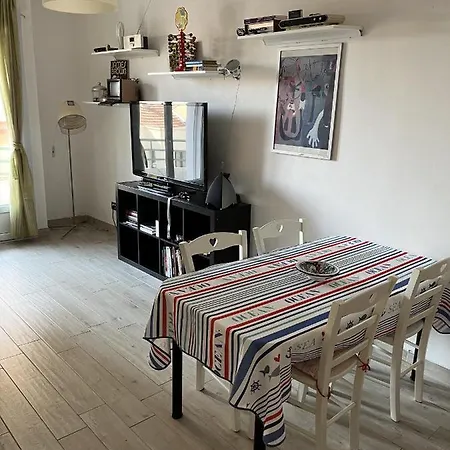 Grand F2 60mq Centre Antibes, Proche Plages, Commerces, 2 Balcons, Parking, Train, Bus, Deco Vintage, Pet Friendly شقة *
