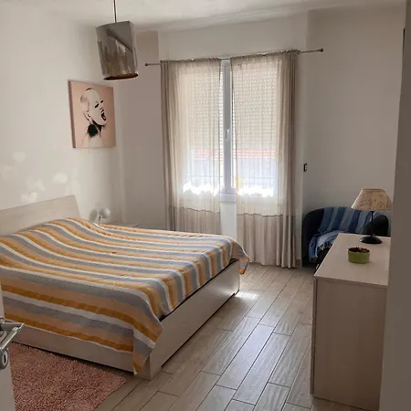 Grand F2 60mq Centre Antibes, Proche Plages, Commerces, 2 Balcons, Parking, Train, Bus, Deco Vintage, Pet Friendly Apartament Antibes