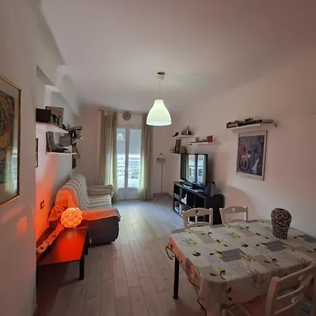 Grand F2 60mq Centre Antibes, Proche Plages, Commerces, 2 Balcons, Parking, Train, Bus, Deco Vintage, Pet Friendly Apartment