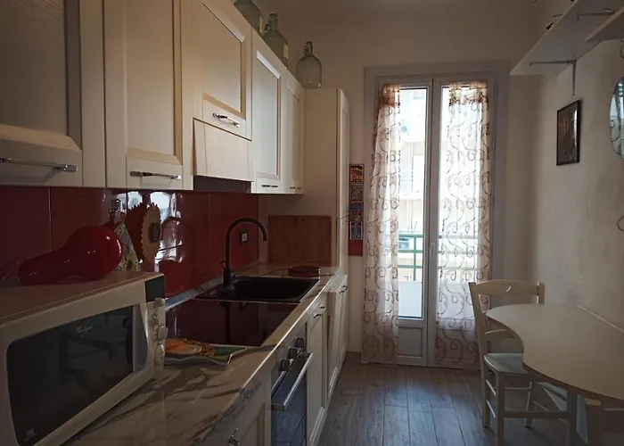 Grand F2 60mq Centre Antibes, Proche Plages, Commerces, 2 Balcons, Parking, Train, Bus, Deco Vintage, Pet Friendly * Antibes