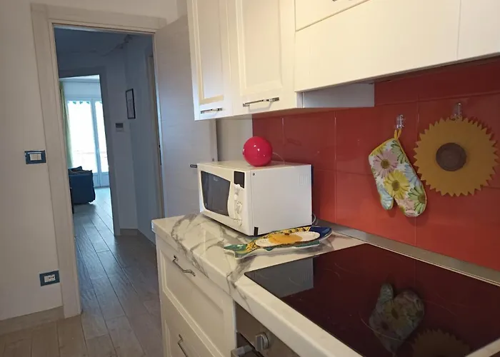 Grand F2 60mq Centre Antibes, Proche Plages, Commerces, 2 Balcons, Parking, Train, Bus, Deco Vintage, Pet Friendly *