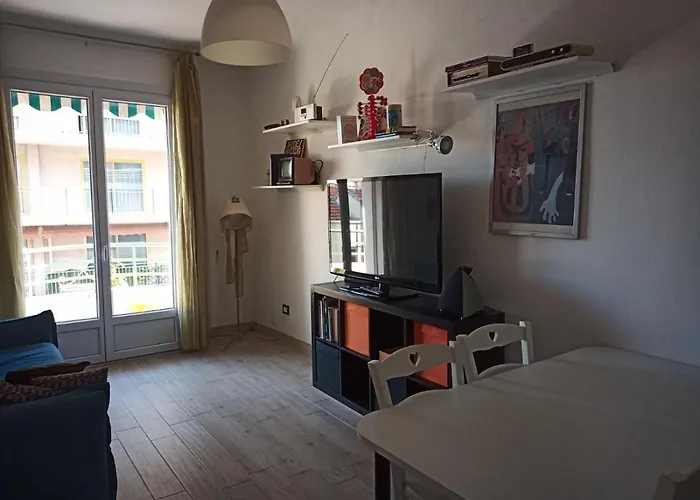 Grand F2 60mq Centre Antibes, Proche Plages, Commerces, 2 Balcons, Parking, Train, Bus, Deco Vintage, Pet Friendly *