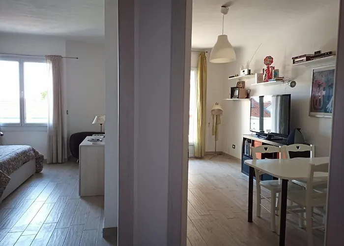 Grand F2 60mq Centre Antibes, Proche Plages, Commerces, 2 Balcons, Parking, Train, Bus, Deco Vintage, Pet Friendly Appartamento *