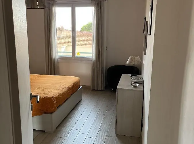 Grand F2 60mq Centre Antibes, Proche Plages, Commerces, 2 Balcons, Parking, Train, Bus, Deco Vintage, Pet Friendly *