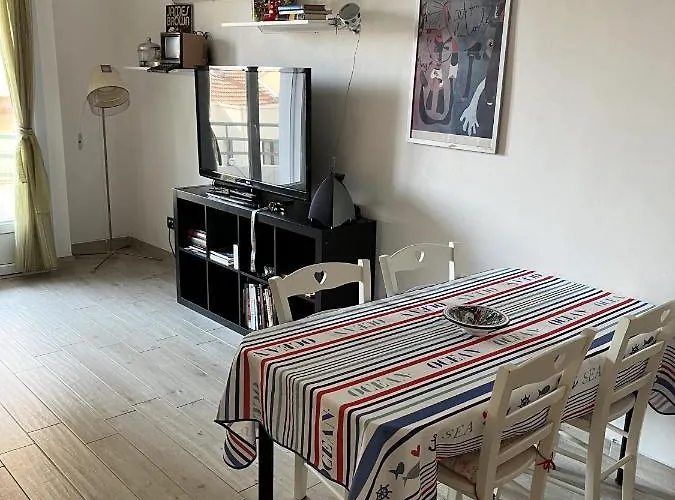 Grand F2 60mq Centre Antibes, Proche Plages, Commerces, 2 Balcons, Parking, Train, Bus, Deco Vintage, Pet Friendly Appartamento *